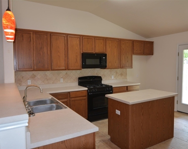 1303 Horseshoe Ranch Dr - Photo Thumbnail 6