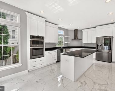 6455 Saddlebrook Lane - Photo Thumbnail 5