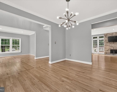 6455 Saddlebrook Lane - Photo Thumbnail 14