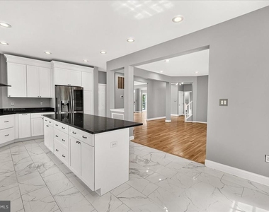 6455 Saddlebrook Lane - Photo Thumbnail 8