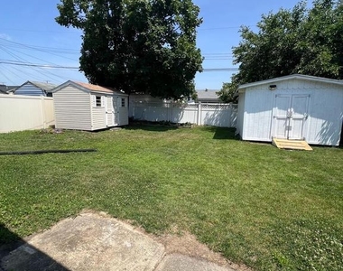 1325 Fuselage Avenue - Photo Thumbnail 12