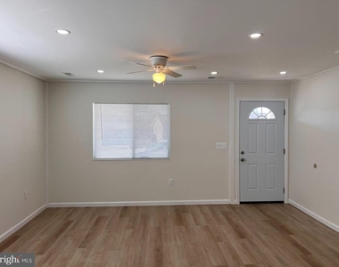 1325 Fuselage Avenue - Photo Thumbnail 5