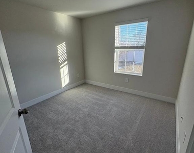 265 Swing Arc Ct - Photo Thumbnail 4