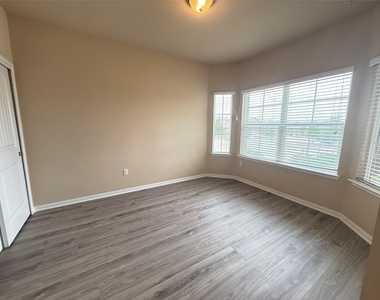 503 Libani Ln - Photo Thumbnail 2