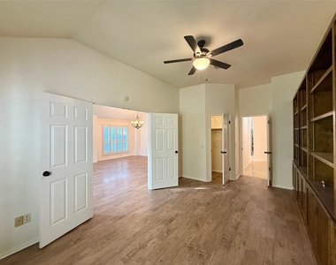 6106 Skahan Ln - Photo Thumbnail 5