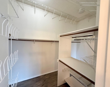 6106 Skahan Ln - Photo Thumbnail 17