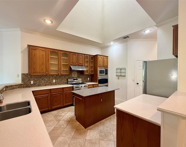 6106 Skahan Ln - Photo Thumbnail 8