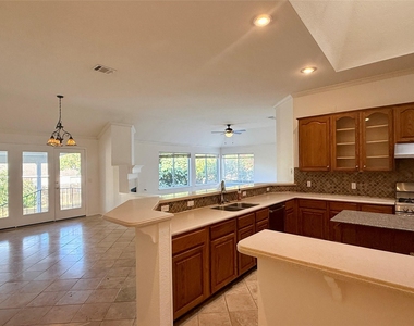 6106 Skahan Ln - Photo Thumbnail 9
