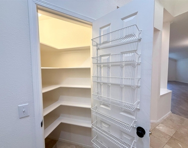 6106 Skahan Ln - Photo Thumbnail 10