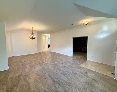 6106 Skahan Ln - Photo Thumbnail 3