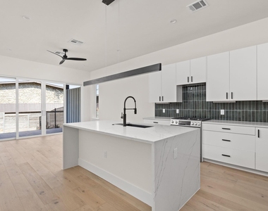 1402 Summit St - Photo Thumbnail 6