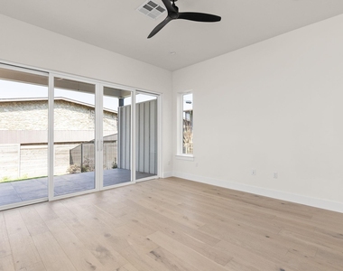 1402 Summit St - Photo Thumbnail 12