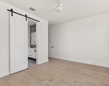 1402 Summit St - Photo Thumbnail 16