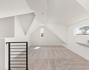 1402 Summit St - Photo Thumbnail 27