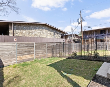 1402 Summit St - Photo Thumbnail 34
