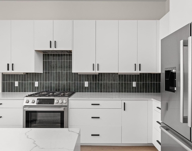 1402 Summit St - Photo Thumbnail 7