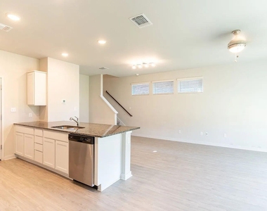 605 W South St - Photo Thumbnail 4