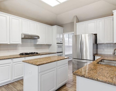 10008 Lachlan Dr - Photo Thumbnail 4