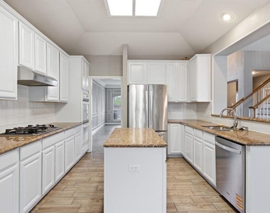 10008 Lachlan Dr - Photo Thumbnail 2
