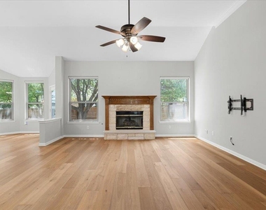 5301 Deerwood Ln - Photo Thumbnail 5