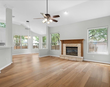5301 Deerwood Ln - Photo Thumbnail 6