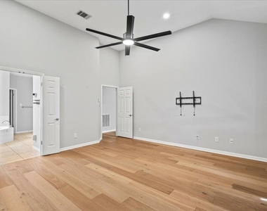 5301 Deerwood Ln - Photo Thumbnail 13