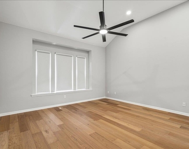 5301 Deerwood Ln - Photo Thumbnail 12