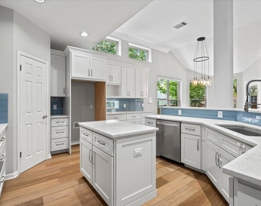 5301 Deerwood Ln - Photo Thumbnail 10