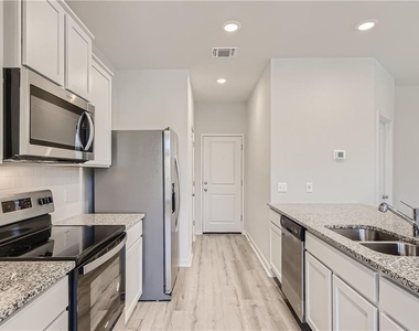 605 W South St - Photo Thumbnail 4