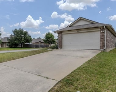 4703 Stonehaven Dr - Photo Thumbnail 2