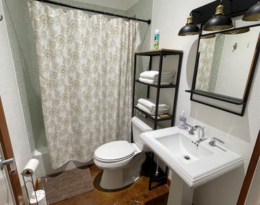 1000 E 8th St - Photo Thumbnail 20