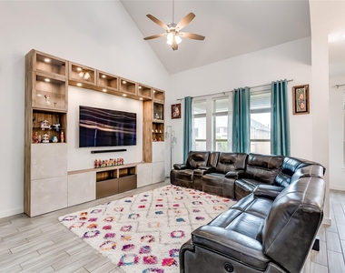 833 Whitetail Dr - Photo Thumbnail 4