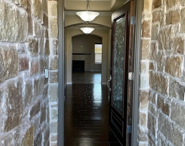 604 W Vega Ln - Photo Thumbnail 1