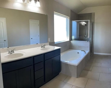 604 W Vega Ln - Photo Thumbnail 9