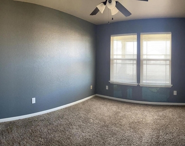 604 W Vega Ln - Photo Thumbnail 8