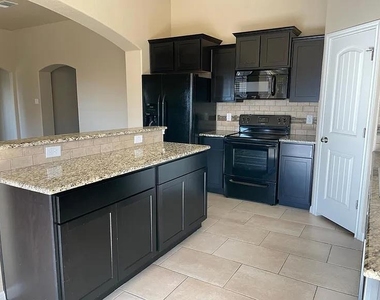 604 W Vega Ln - Photo Thumbnail 2