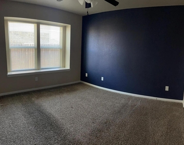604 W Vega Ln - Photo Thumbnail 5