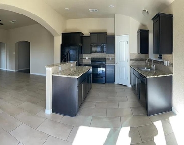 604 W Vega Ln - Photo Thumbnail 3