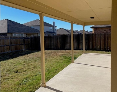 604 W Vega Ln - Photo Thumbnail 11