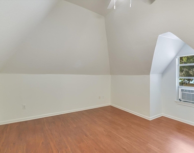 1110 W 22nd St - Photo Thumbnail 3