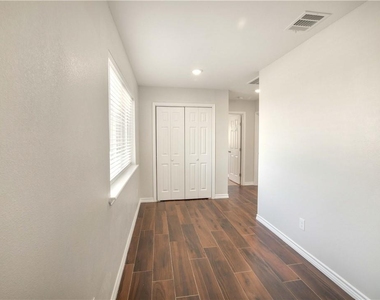 214 Lizzie St - Photo Thumbnail 10