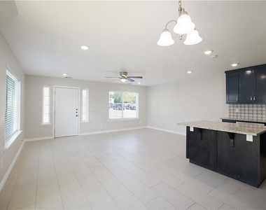 214 Lizzie St - Photo Thumbnail 6