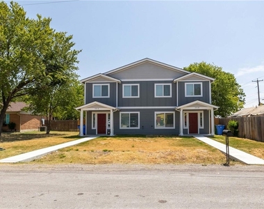 214 Lizzie St - Photo Thumbnail 3