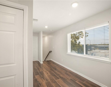 214 Lizzie St - Photo Thumbnail 12