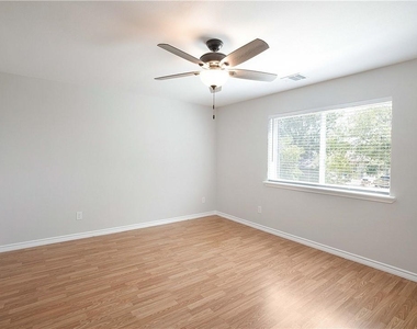 214 Lizzie St - Photo Thumbnail 11