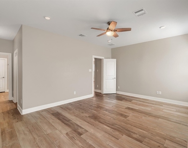 199 Kennicott Dr - Photo Thumbnail 9
