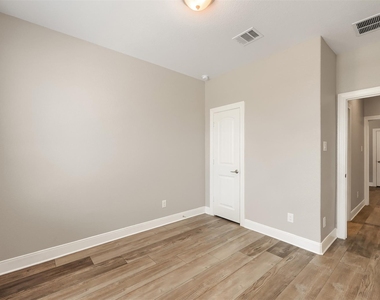 199 Kennicott Dr - Photo Thumbnail 14
