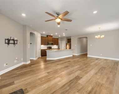 199 Kennicott Dr - Photo Thumbnail 3