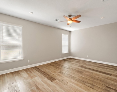 199 Kennicott Dr - Photo Thumbnail 10