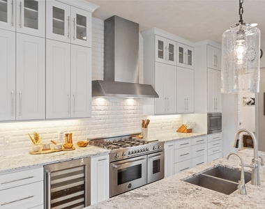1002 Meriden Ln - Photo Thumbnail 8